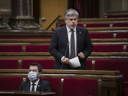 El 'president' Pere Aragonès y el líder de Junts en el Parlament, Albert Batet, en la sesión de control del Parlament de noviembre del año pasado