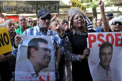 Simpatizantes de Pedro Sanchez portan carteles de las elecciones.