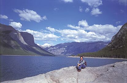 La compa?era del autor, en uno de los lagos del parque nacional Banff (Canad).