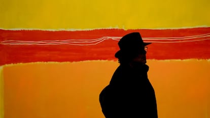 Un visitante, delante de 'No. 5', de Mark Rothko, en la retrospectiva inaugurada en la Fundación Louis Vuitton de París.