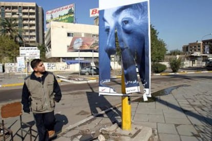 Un cartel electoral del presidente Ayad Alaui, hecho girones en una calle de Bagdad.
