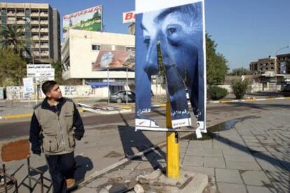 Un cartel electoral del presidente Ayad Alaui, hecho girones en una calle de Bagdad.