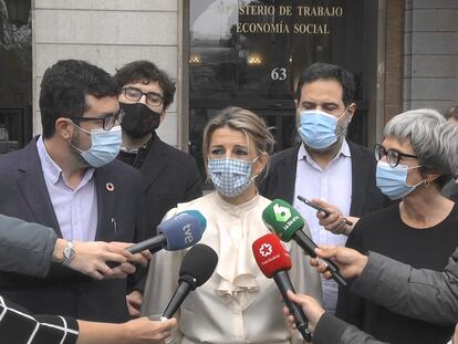 Yolanda Díaz, junto a varios miembros de su equipo el jueves: Joaquín Pérez Rey, Rodrigo Amírola, Josep Vendrell, Elena Cardezo y Virginia Uzal.