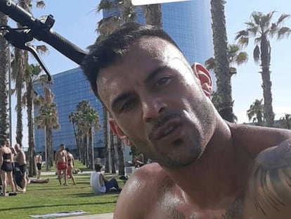 Alejandro Clavería, dilluns fent esport a la Barceloneta, on va ser gravat en un vídeo que s'ha fet viral.