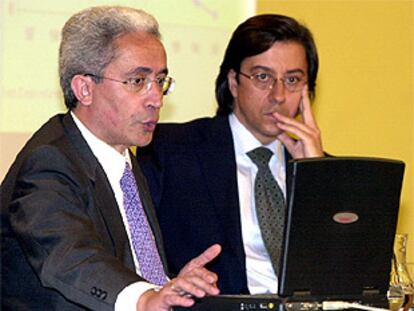 El ministro de Trabajo y Seguridad Social, Juan Carlos Aparicio y el ministro Portavoz, Pio Cabanillas, tras el Consejo de Ministros.