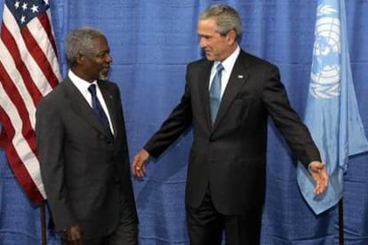 El secretario general de la ONU, Kofi Annan, junto al presidente de EE UU, George Bush, ayer en la sede de la ONU.