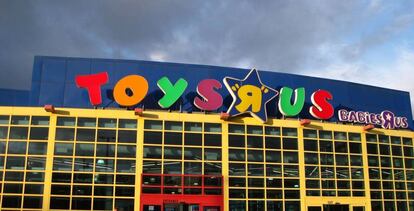 Fachada de una tienda de Toys R Us.