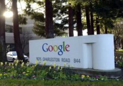 Fotograf&iacute;a de archivo tomada el 11 de enero de 2013 que muestra el logotipo de Google en las oficinas de la compa&ntilde;&iacute;a en Mountain View (Estados Unidos).