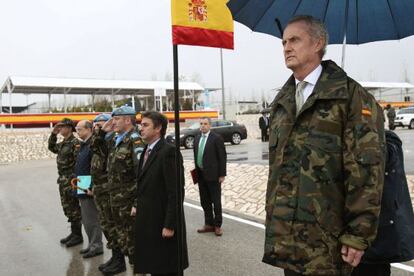 Foto facilitada por el Ministerio de Defensa español de la visita del titular de este ministerio, Pedro Morenés, al contingente militar español de Marjayún, en el Líbano.