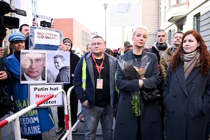 Yulia Navalnaya, viuda de Alexéi Navalni, hace cola frente a la embajada rusa en Berlín, este domingo.
