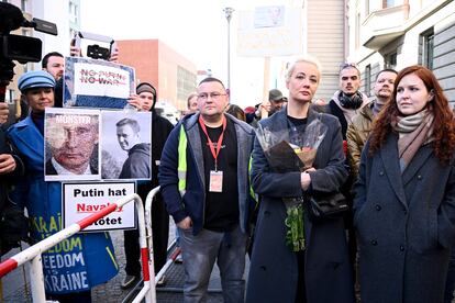 Yulia Navalnaya, viuda de Alexéi Navalni, hace cola frente a la embajada rusa en Berlín, este domingo.