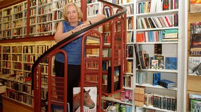 Mar&iacute;a Teresa Castells en la librer&iacute;a Lagun de San Sebasti&aacute;n.