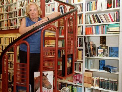 Mar&iacute;a Teresa Castells en la librer&iacute;a Lagun de San Sebasti&aacute;n.