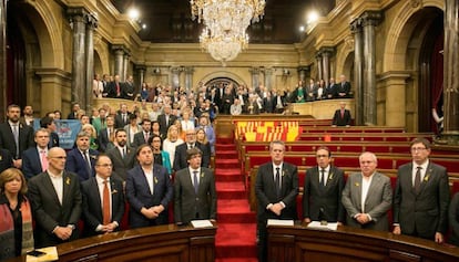 El pleno del Parlament, sin los grupos del PPC, PSC y C' s, tras aprobar la declaración de independencia en octubre de 2017.
  