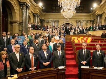 El pleno del Parlament, sin los grupos del PPC, PSC y C' s, tras aprobar la declaración de independencia en octubre de 2017.
  
