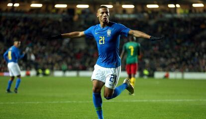 Richarlison comemora o único gol do amistoso contra Camarões.