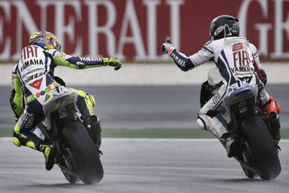 Jorge Lorenzo, a la derecha, felicita a Valentino Rossi, ganador del Mundial de MotoGP en 2009.