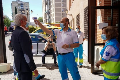 El consejero de Sanidad, Enrique Ruiz Escudero, durante su visita al centro de salud de Villaverde donde se llevan a cabo pruebas PCR para conocer el comportamiento del virus en la región.