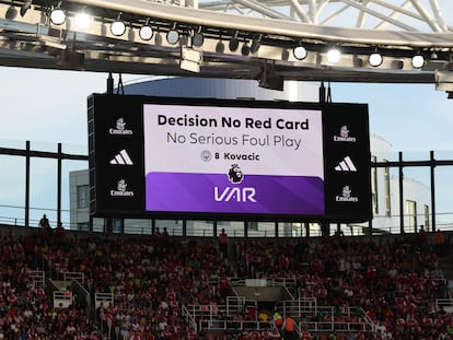 El VAR anuncia una decisión sobre una tarjeta en el partido entre Arsenal y City.