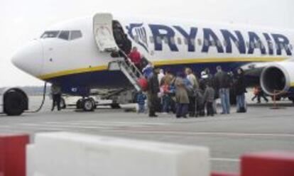 Pasajeros suben a un avi&oacute;n de la compa&ntilde;&iacute;a a&eacute;rea Ryanair en el aeropuerto de Eindhoven (Holanda). 