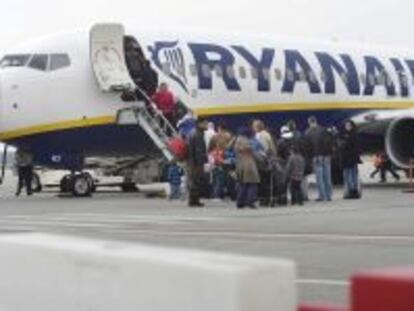 Pasajeros suben a un avi&oacute;n de la compa&ntilde;&iacute;a a&eacute;rea Ryanair en el aeropuerto de Eindhoven (Holanda). 