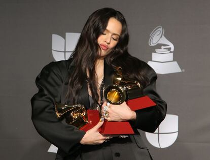 Rosalía recogiendo sus Grammy el pasado 20 de octubre en Las Vegas.