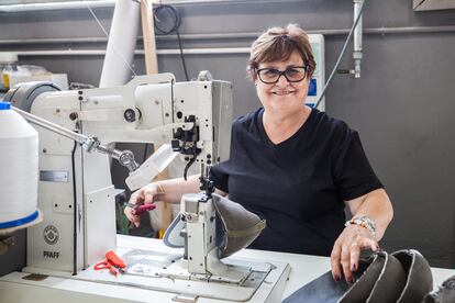 Los procesos de fabricación de las zapatillas son artesanales y en ellos intervienen profesionales que cuentan con más de 40 años de experiencia.