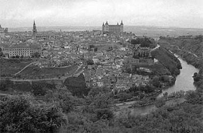 Vista de Todelo, con la catedral a la izquierda y el Alcázar a la derecha.