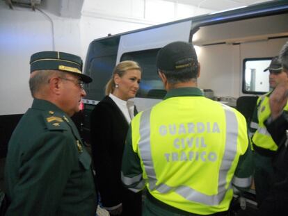 La delegada del Gobierno, Cristina Cifuentes, durante su visita a la Guardia Civil de Tráfico.