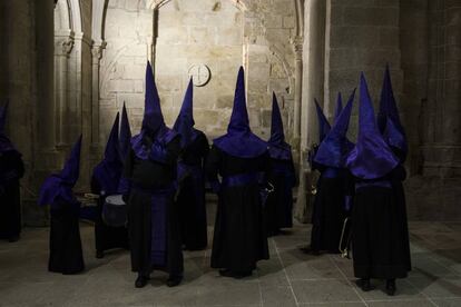 Procesión de Semana Santa del Santo Entierro en el interior de la iglesia de Santo Domingo de Bonaval, en Santiago de Compostela.