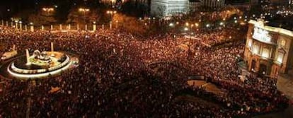 Concentración contra ETA en Madrid, a su llegada a la confluencia de la calle de Alcalá con la plaza de Cibeles.