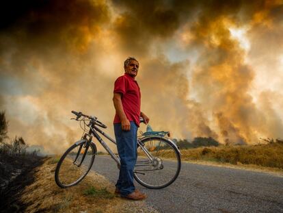 Incendio forestal en Cualedro (Ourense), este lunes.
