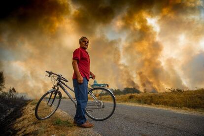 Incendio forestal en Cualedro (Ourense), este lunes.