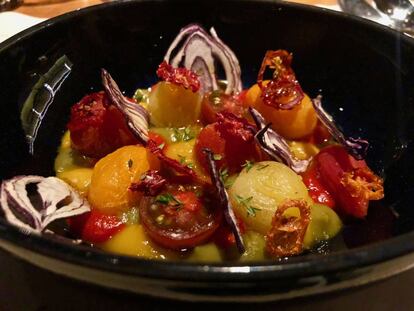 ENSALADA DE TOMATES Y CEBOLLITAS DE LUIS BORLIDO / CAPEL