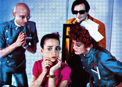 SHOCK TREATMENT (1981) – En ocasiones, las secuelas más fértiles son aquellas que ni siquiera se reconocen como tales. Es decir, que no lucen un número 2 en la solapa, que ocultan incluso el título de su predecesora como si no lo considerasen un argumento de venta atractivo o como si temiesen no estar a la altura. 'Shock Treatment' es, qué duda cabe, una hermana menor, secuela espiritual o derivada de la función tangente de esa formidable chaladura que fue (y sigue siendo) 'The Rocky Horror Picture Show', pero sus creadores no sintieron la necesidad de pregonarlo a los cuatro vientos. Se conformaron con que los ya iniciados en ese culto mercurial y subterráneo supiesen que iban a encontrar en ella a la pareja que formaban Brad y Janet y el previsible surtido de villanos de opereta, sangre, purpurina, androginia, sarcasmo, desfachatez y demencia fértil. Hoy no resulta tan mítica como su predecesora, pero demuestra que existen universos de cartón piedra tan sugerentes y bien amueblados que siempre pueden seguir expandiéndose sin riesgo de que implosionen.