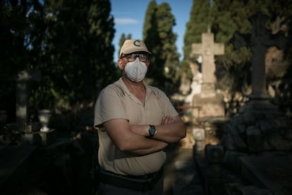 Ramon Elies Hernandez (51 anos), sepulturero del cementerio de Montju?c.