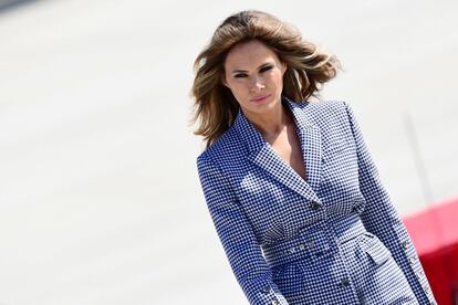 Melania Trump nunca quiso que su marido fuera presidente. Emigró a Estados Unidos para ser modelo y acabó emparejada con un magnate de su universo, Donald Trump. Durante años su vida fue cómoda y ostentosa, en un apartamento millonario en la Quinta Avenida de Nueva York. El 8 de noviembre de 2016 se vio involuntariamente escogida para ocupar uno de los puestos de trabajo de mayor nivel: la Primera Dama de Estados Unidos. En la imagen Melania Trump a su llegada al aeropuerto belga Melsbroek.