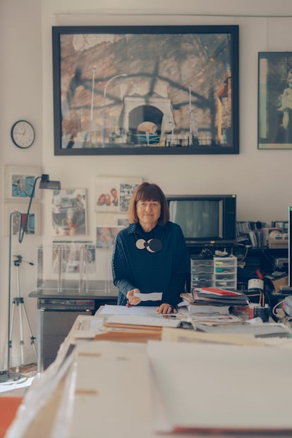 Marisa González, en la mesa de trabajo de su estudio, en Madrid.