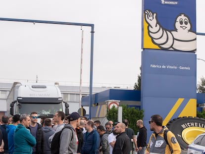 Decenas de trabajadores de la factoría de Michelin en Vitoria permanecen ante la entrada de la fábrica durante una jornada de huelga celebrada el 5 de junio.