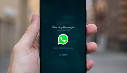 Teléfono con app WhatsApp