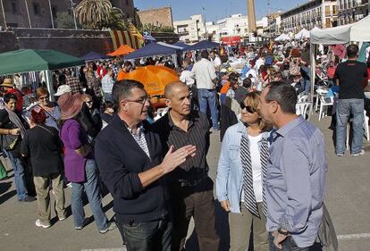 Enric Morera charla con Joan Balldov&iacute; y otros cargos del Bloc en la explanada de El Puig.