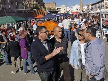 Enric Morera charla con Joan Balldov&iacute; y otros cargos del Bloc en la explanada de El Puig.