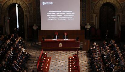 El president de la Generalitat, Carles Puigdemont, i el rector de la UB, D&iacute;dac Ram&iacute;rez, han presidit l&#039;homenatge.
 