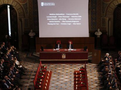 El president de la Generalitat, Carles Puigdemont, i el rector de la UB, D&iacute;dac Ram&iacute;rez, han presidit l&#039;homenatge.
 