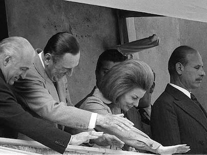 El entonces ministro de Bienestar Social José López Rega (izquierda) junto al presidente Perón y a su esposa María Estela en Buenos Aires en agosto de 1973.