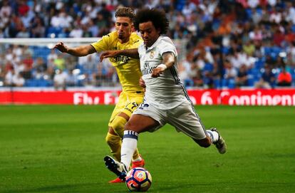 Marcelo conduce la pelota ante el marcaje de Castillejo.