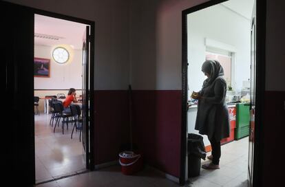 Muna cocina para todos los refugiados acogidos en la parroquia. Su hijo Ibrahim espera en el comedor.