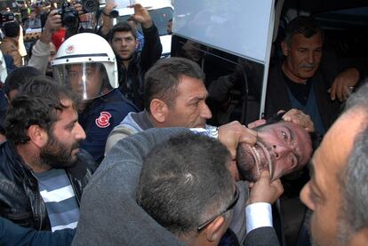 La policía detiene a un hombre que intentaba montar una carpa para rendir homenaje a los combatientes muertos en la ciudad siria de Kobani (Turquía).