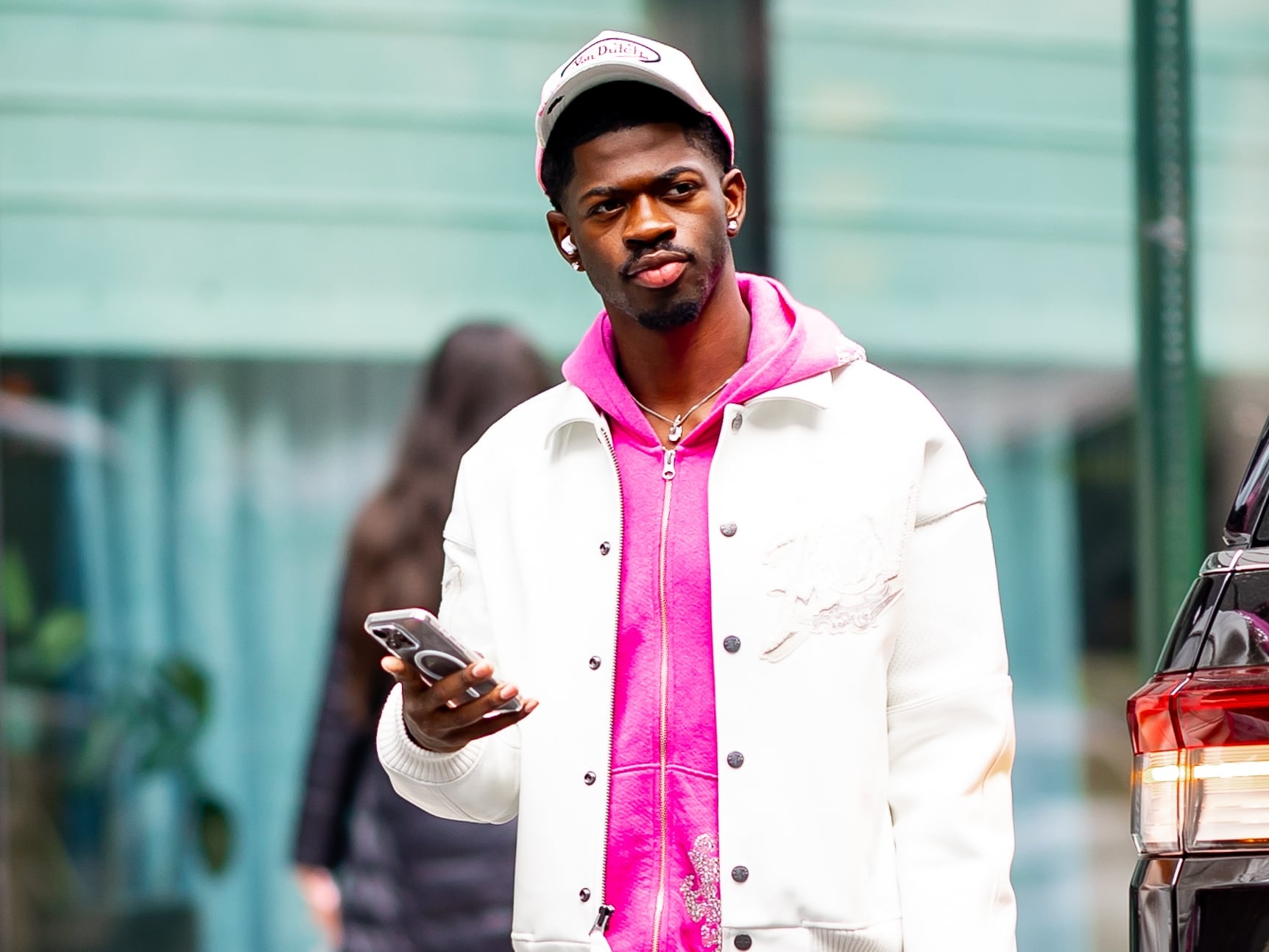 El rapero Lil Nas X, arrestado y hospitalizado por una posible sobredosis tras andar en ropa interior por Los Ángeles 1 Lil Nas X, el 28 de marzo de 2025, caminando por las calles de Nueva York (Estados Unidos).