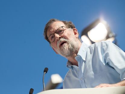 El expresidente del Gobierno Mariano Rajoy interviene durante la manifestación organizada por el PP, en la plaza de Felipe II, a 24 de septiembre de 2023, en Madrid (España). Bajo el lema ‘A la calle contra la amnistía, el referéndum y contra aquellos que quieren destruir nuestro Estado de Derecho’, el Partido Popular ha organizado una movilización cívica e institucional contra el intento de Pedro Sánchez de “destruir la Constitución” con una posible aprobación de una amnistía y de reconocer el derecho de autodeterminación. La dirección nacional de Génova pretende visibilizar la posibilidad de que el PSOE esté dispuesto a conceder beneficios judiciales a los condenados por la consulta ilegal del 1-O en Cataluña para reeditar la coalición al frente de La Moncloa, tal y como le reclaman los partidos independentistas.
24 SEPTIEMBRE 2023;MADRID;AMBIENTE;MANIFESTACIÓN PP;CONTRA LA AMNISTÍA
Jesús Hellín   / Europa Press
24/09/2023